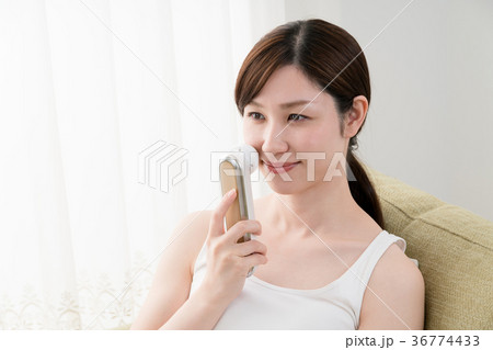 美顔器を使う女性 美顔器を使う女性 36774433