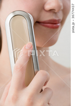 美顔器を使う女性 36774437