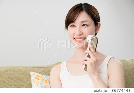 美顔器を使う女性 36774443