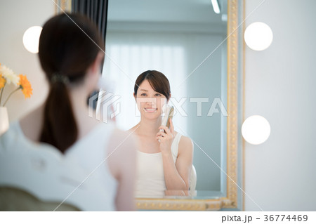 美顔器を使う女性、鏡台 美顔器を使う女性、鏡台 36774469