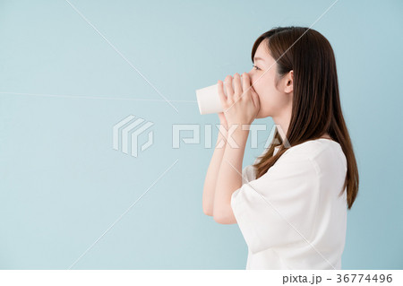 糸電話で会話する女性、笑顔 36774496