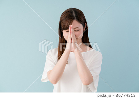手を合わせる女性 謝る 祈るの写真素材