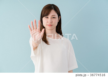 警告する女性 警告する女性 36774516