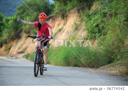cyclist cycling mountain bike on trail 36774542