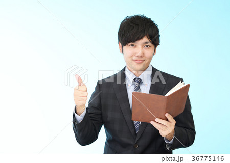 指示する笑顔のビジネスマン 36775146