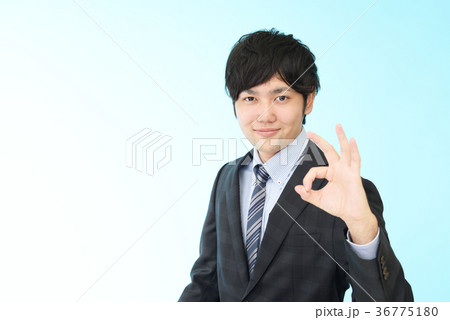 喜ぶビジネスマン 36775180