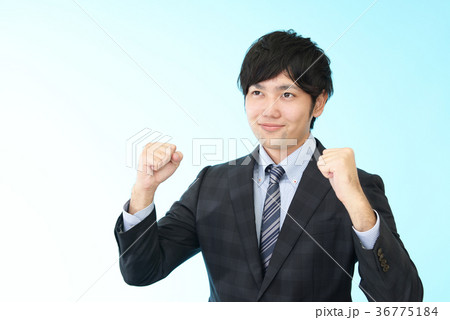 ガッツポーズのビジネスマン 36775184