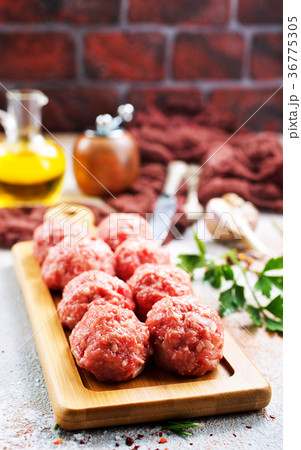 raw meatballs 36775305