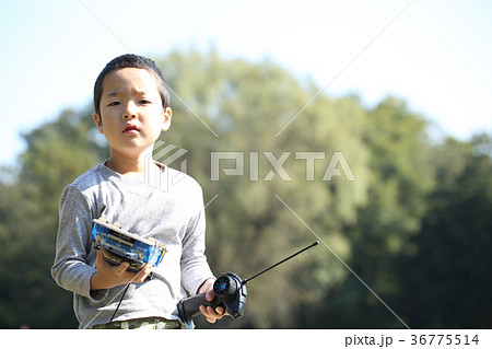 ラジコンで遊ぶ子供 ラジコンで遊ぶ子供 36775514