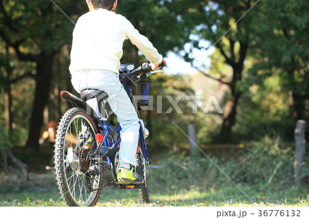 自転車に乗る小学生の写真素材