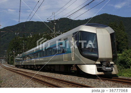 東武鬼怒川線を行く特急リバティ 東武鬼怒川線を行く特急リバティ 36777068