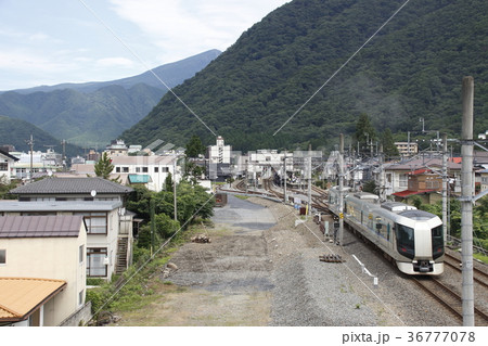 東武鬼怒川線を行く特急リバティ 東武鬼怒川線を行く特急リバティ 36777078