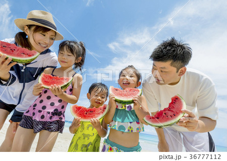 夏の海辺でスイカを食べる5人家族 夏の海辺でスイカを食べる5人家族 36777112