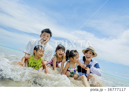 夏の海辺で遊ぶ5人家族の写真素材 [36777117] - PIXTA