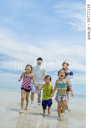 夏の海辺で遊ぶ5人家族 36777118