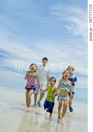 夏の海辺で遊ぶ5人家族 36777119