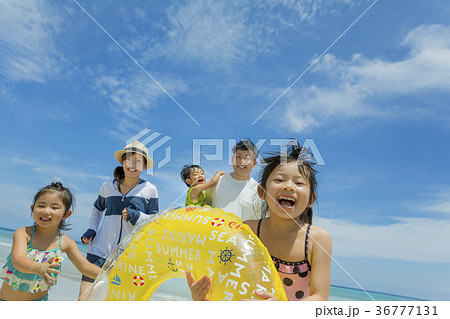 夏の海辺で浮輪を持って遊ぶ5人家族 36777131