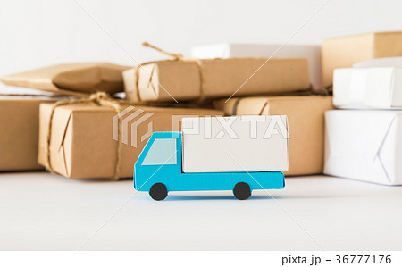 小包 荷物 宅配 流通センター 繁忙期 配送 トラック 小包 荷物 宅配 流通センター 繁忙期 配送 トラック 36777176