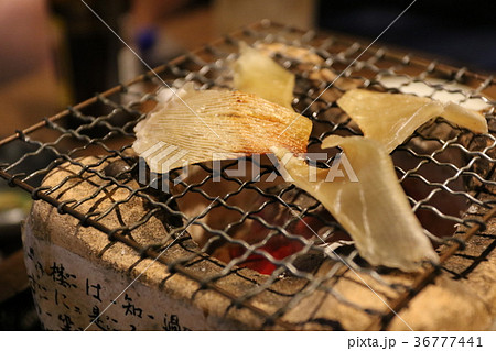 居酒屋で注文したえいひれの網焼き 居酒屋で注文したえいひれの網焼き 36777441