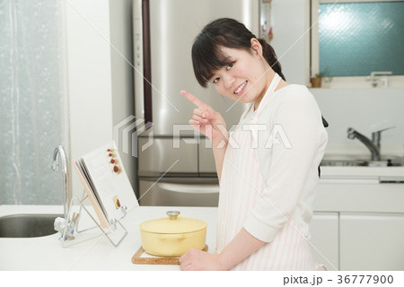 料理をする女性 36777900