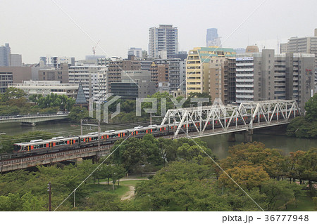旧淀川を渡る大阪環状線323系 36777948