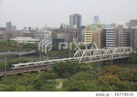 大阪環状線直通の大和路線221系 36778016