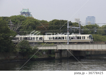大阪環状線直通の大和路線221系 36778425