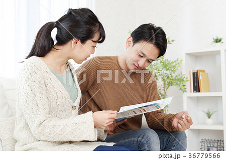 保険の資料を見て考えている夫婦 保険の資料を見て考えている夫婦 36779566