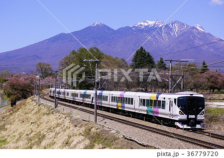 八ヶ岳とE257系 特急「あずさ」 36779720