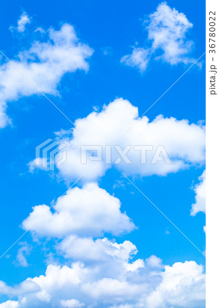 真夏の空 梅時期の晴れ間 雲 コピースペース 広いコピースペース 汎用的な空 真夏の空 梅時期の晴れ間 雲 コピースペース 広いコピースペース 汎用的な空 36780022