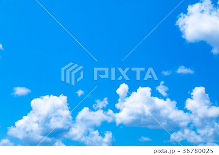 真夏の空 梅時期の晴れ間 雲 コピースペース 広いコピースペース 汎用的な空 真夏の空 梅時期の晴れ間 雲 コピースペース 広いコピースペース 汎用的な空 36780025