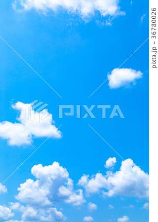 真夏の空 梅時期の晴れ間 雲 コピースペース 広いコピースペース 汎用的な空 真夏の空 梅時期の晴れ間 雲 コピースペース 広いコピースペース 汎用的な空 36780026