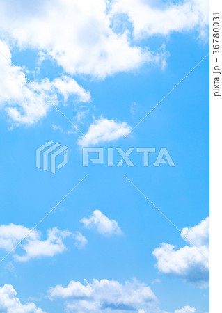 真夏の空　梅時期の晴れ間　　雲　コピースペース　広いコピースペース　汎用的な空 36780031