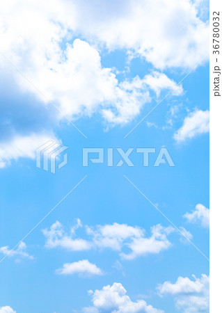 真夏の空 梅時期の晴れ間 雲 コピースペース 広いコピースペース 汎用的な空 真夏の空 梅時期の晴れ間 雲 コピースペース 広いコピースペース 汎用的な空 36780032