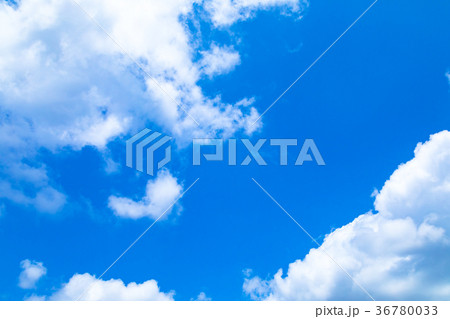 真夏の空 梅時期の晴れ間 雲 コピースペース 広いコピースペース 汎用的な空 真夏の空 梅時期の晴れ間 雲 コピースペース 広いコピースペース 汎用的な空 36780033