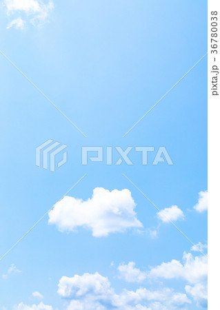 真夏の空 梅時期の晴れ間 雲 コピースペース 広いコピースペース 汎用的な空 真夏の空 梅時期の晴れ間 雲 コピースペース 広いコピースペース 汎用的な空 36780038