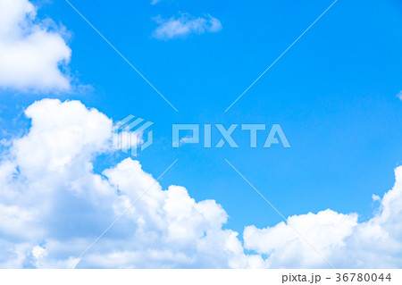 真夏の空 梅時期の晴れ間 雲 コピースペース 広いコピースペース 汎用的な空 真夏の空 梅時期の晴れ間 雲 コピースペース 広いコピースペース 汎用的な空 36780044