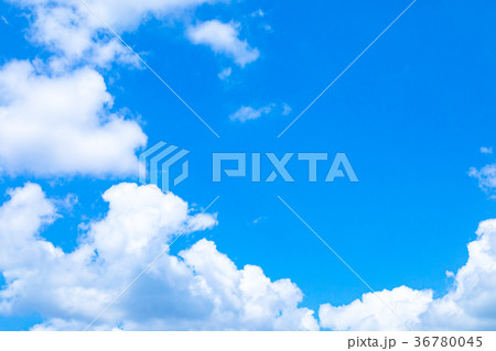 真夏の空 梅時期の晴れ間 雲 コピースペース 広いコピースペース 汎用的な空 真夏の空 梅時期の晴れ間 雲 コピースペース 広いコピースペース 汎用的な空 36780045