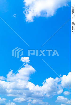真夏の空 梅時期の晴れ間 雲 コピースペース 広いコピースペース 汎用的な空 真夏の空 梅時期の晴れ間 雲 コピースペース 広いコピースペース 汎用的な空 36780050