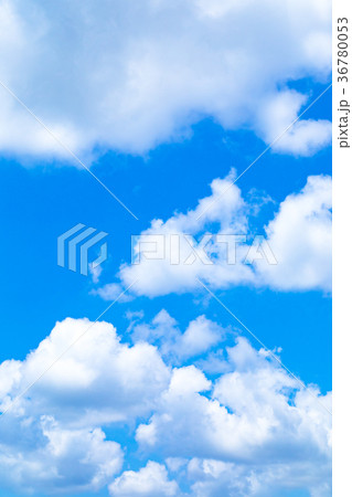 真夏の空 梅時期の晴れ間 雲 コピースペース 広いコピースペース 汎用的な空 真夏の空 梅時期の晴れ間 雲 コピースペース 広いコピースペース 汎用的な空 36780053