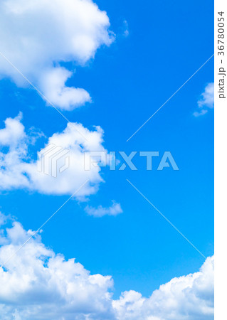真夏の空 梅時期の晴れ間 雲 コピースペース 広いコピースペース 汎用的な空 真夏の空 梅時期の晴れ間 雲 コピースペース 広いコピースペース 汎用的な空 36780054