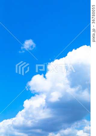 真夏の空 梅時期の晴れ間 雲 コピースペース 広いコピースペース 汎用的な空 真夏の空 梅時期の晴れ間 雲 コピースペース 広いコピースペース 汎用的な空 36780055