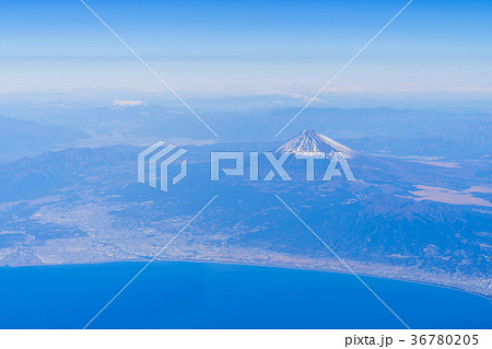 駿河湾上空より富士山を空撮 駿河湾上空より富士山を空撮 36780205