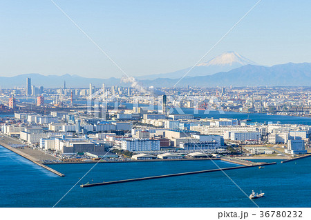 京浜工業地帯上空から富士山を空撮 36780232