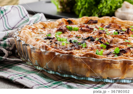 Tart with chicken, mushrooms and cheese Tart with chicken, mushrooms and cheese 36780302