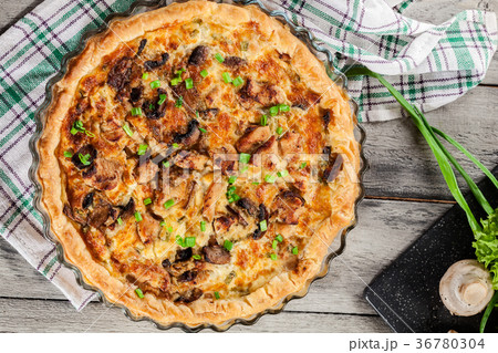 Tart with chicken, mushrooms and cheese 36780304