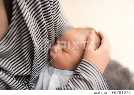 眠る赤ちゃん 眠る赤ちゃん 36781976