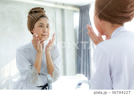 Woman's morning bathroom business 36784227