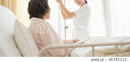 病室 点滴 看護師 患者 病院 医療 イメージ 36785210