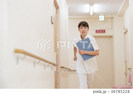 看護師 走る ナース 病院 医療 イメージ 36785228
